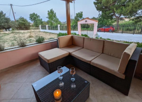 Lovely Lontza, A Cozy 2-Bedroom House.